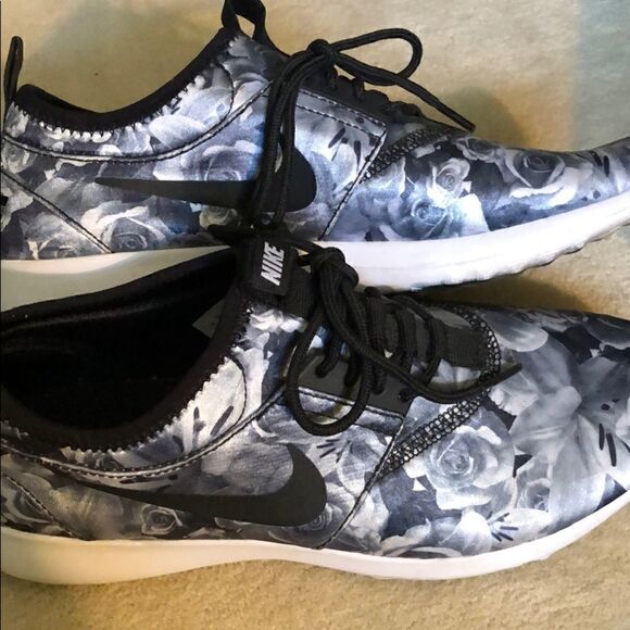 Nike Women’s Black/Grey Flowers Sneaker 8M - Picture 1 of 8